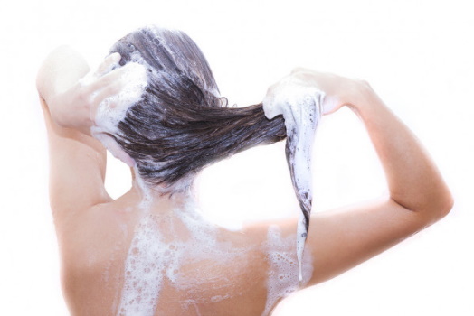 Como lavar el cabello graso